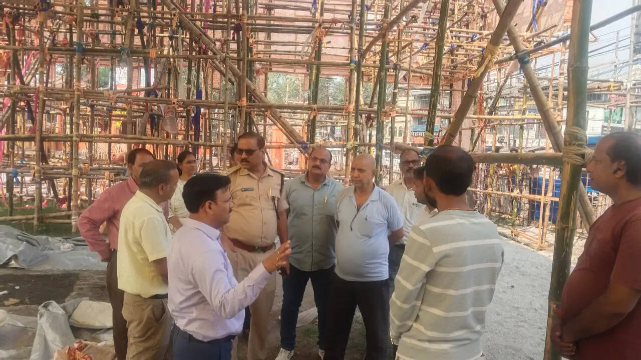 दुर्गा पूजा को लेकर प्रशासन सख्त, सभी पंडालों और रावण दहन स्थल का किया निरीक्षण