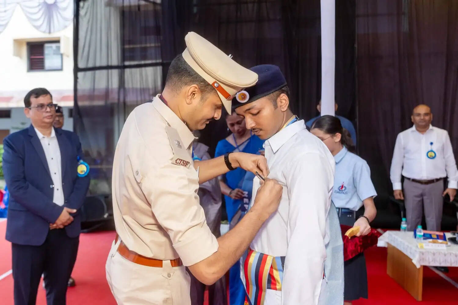 न्यू एरा प्रोग्रेसिव स्कूल में अलंकरण समारोह सम्पन्न, छात्र परिषद को दिलाई पद एवं गोपनीयता की शपथ