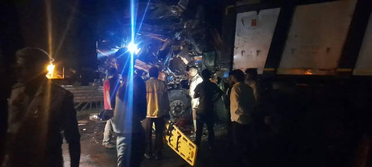 औरैया में हाईवे पर ट्रेलर-ट्रक की भीषण भिड़ंत में क्लीनर की मौत, चालक समेत दो घायल