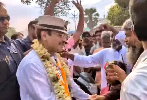 चुनाव 26 : मधुपुर में जनसंपर्क के दौरान अधीर चौधरी का भव्य स्वागत