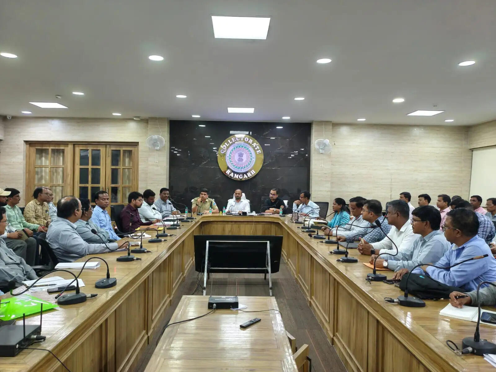 दुर्घटना रोकने के लिए डीसी और एसपी ने सीसीएल प्रबंधन एवं ट्रांसपोर्टर्स के साथ की बैठक