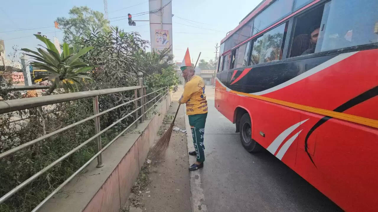 समाजसेवी अपनी स्कूटी से पहुंचे शाजापुर, लोगों को दिया स्वच्छता का संदेश