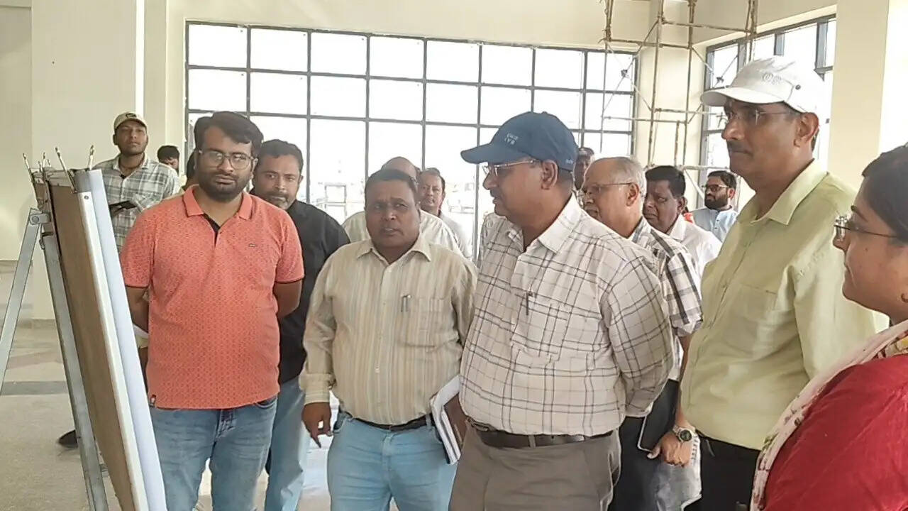 दमोह:संभागायुक्त अनिल सुचारी ने विकास कार्यों और स्वास्थ्य सेवाओं का लिया जायजा