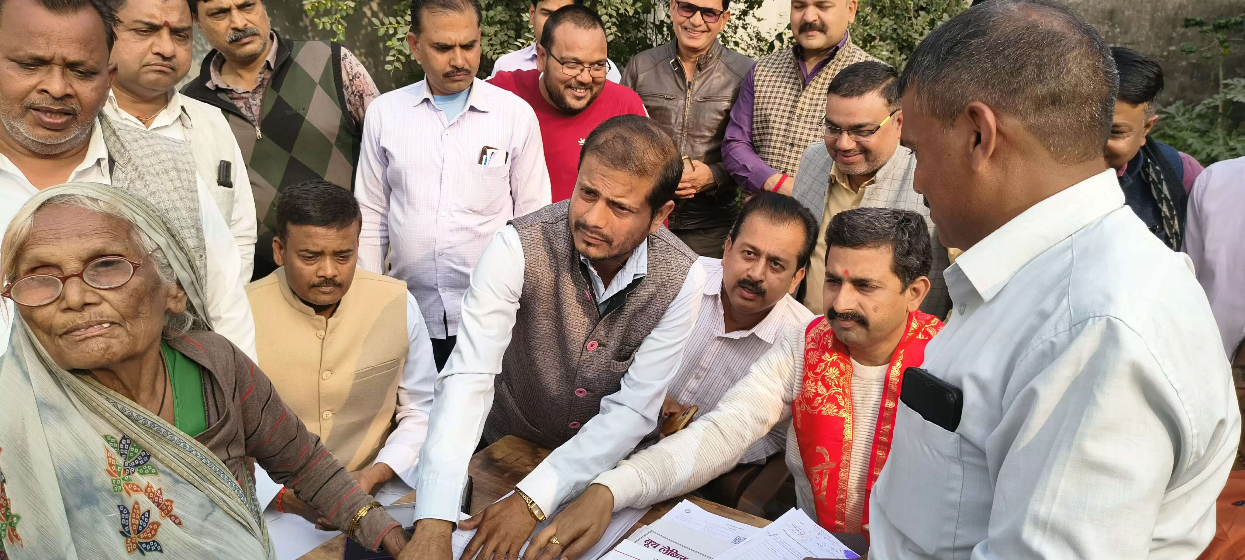 एमएलसी ने चलाया कुंडी खटखटाओ अभियान, एसआईआर के लिए मतदाताओं को किया जागरूक