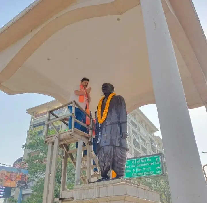 मंत्री रविन्द्र जायसवाल ने की सरदार बल्लभभाई पटेल की मूर्ति की सफाई