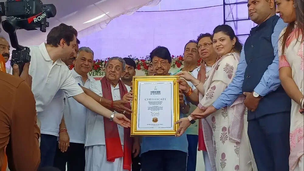 मप्र के इंदौर में 35 हजार से अधिक छात्रों, प्राध्यापकों ने सामूहिक योग कर बनाया विश्व रिकॉर्ड