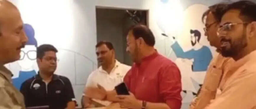 तिलक- कलावा पर प्रतिबंध के बाद शुरू हुआ विवाद, लेंसकार्ट के शोरूम पहुंचकर पूर्व महापौर ने दी चेतावनी