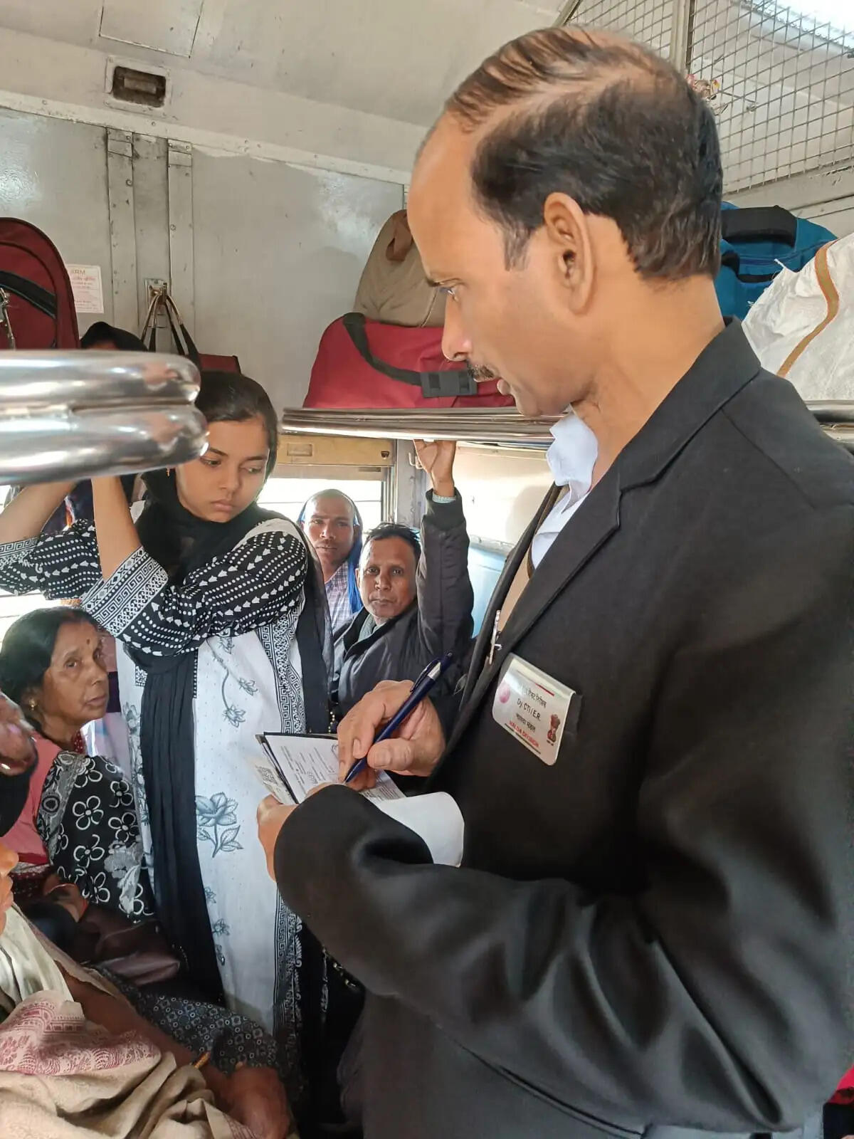 गहन टिकट जांच एवं रेलवन ऐप जागरूकता अभियान आयोजित