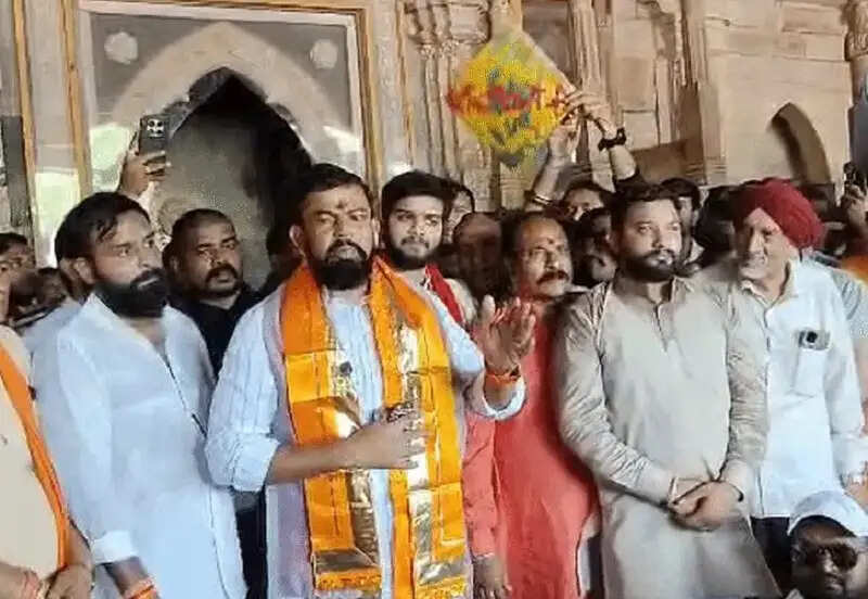 भोजशाला पहुंचे हैदराबाद के विधायक टी. राजा, मां वाग्देवी की महाआरती में हुए शामिल