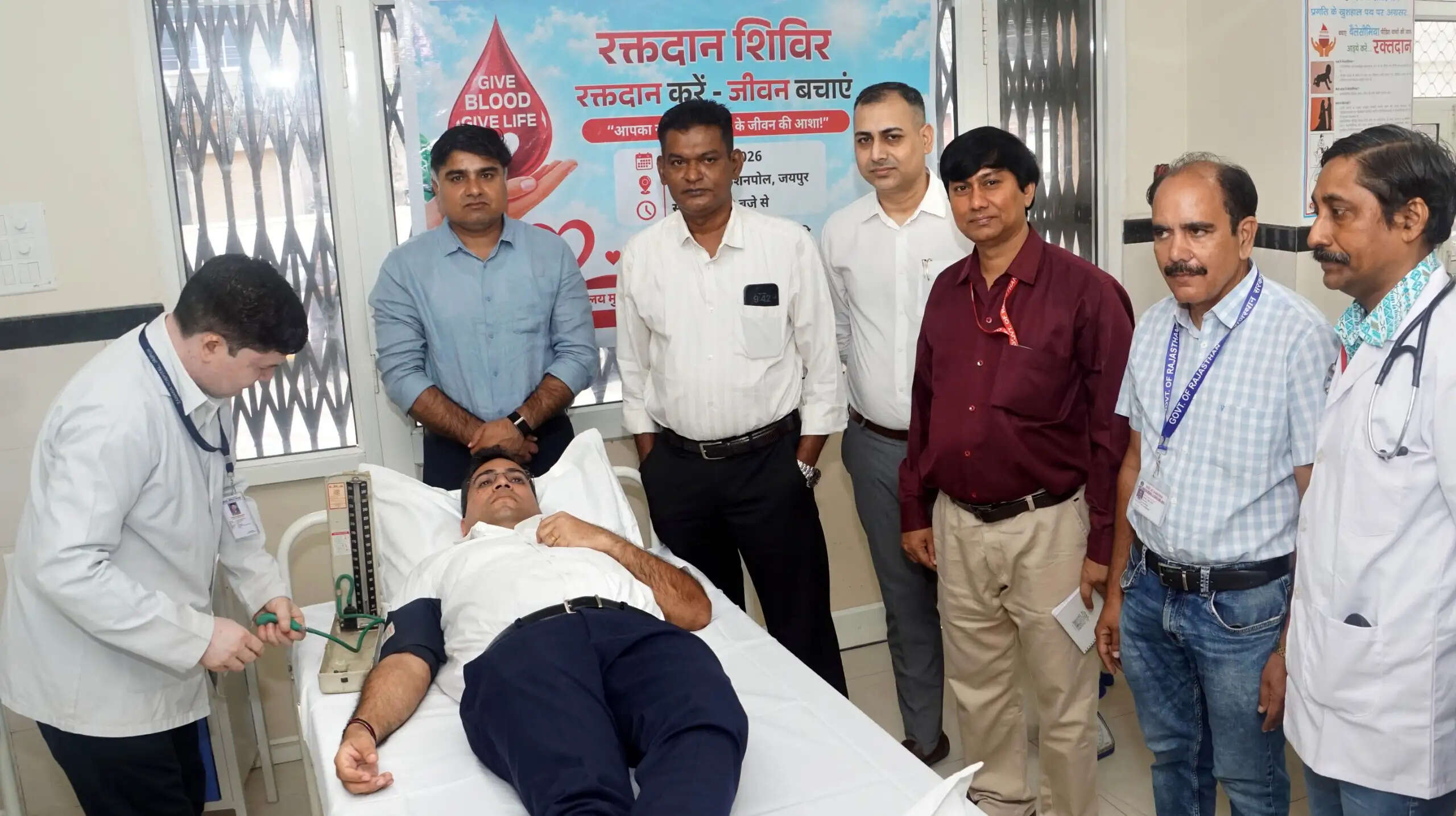 स्वैच्छिक रक्तदान अभियान:जिला कलेक्टर संदेश नायक ने किया रक्तदान