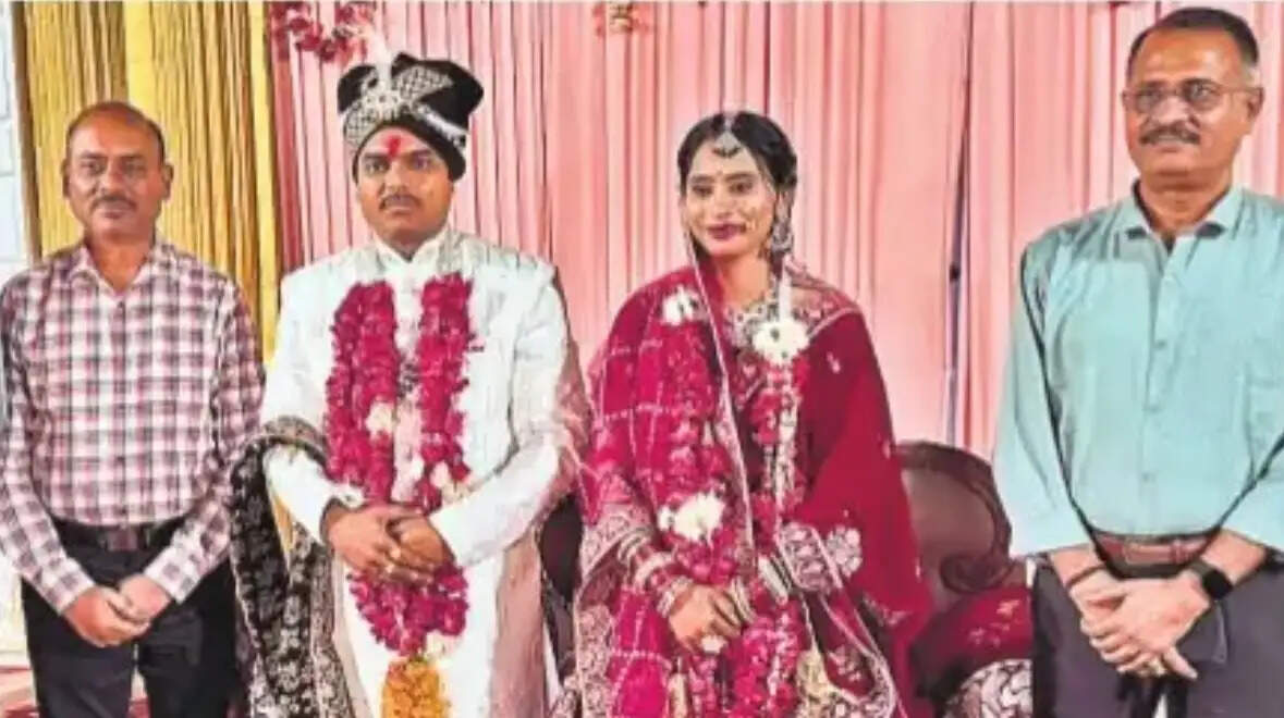 पूर्व कैदी से हुआ प्यार, सतना की महिला जेल अधिकारी ने रचाई शादी