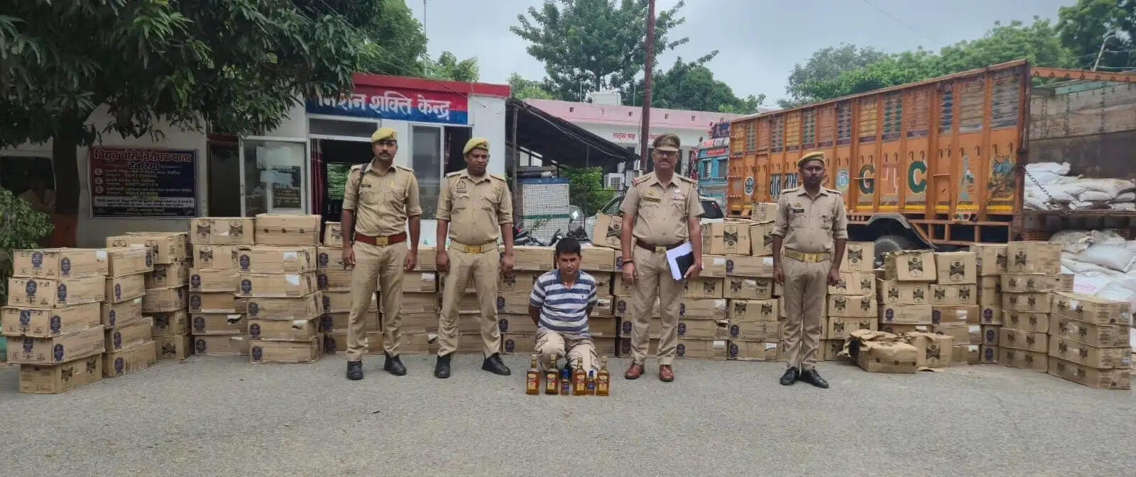 देवरिया : बिहार ले जा रहें 215 पेटी अवैध शराब के साथ ट्रक चालक गिरफ्तार