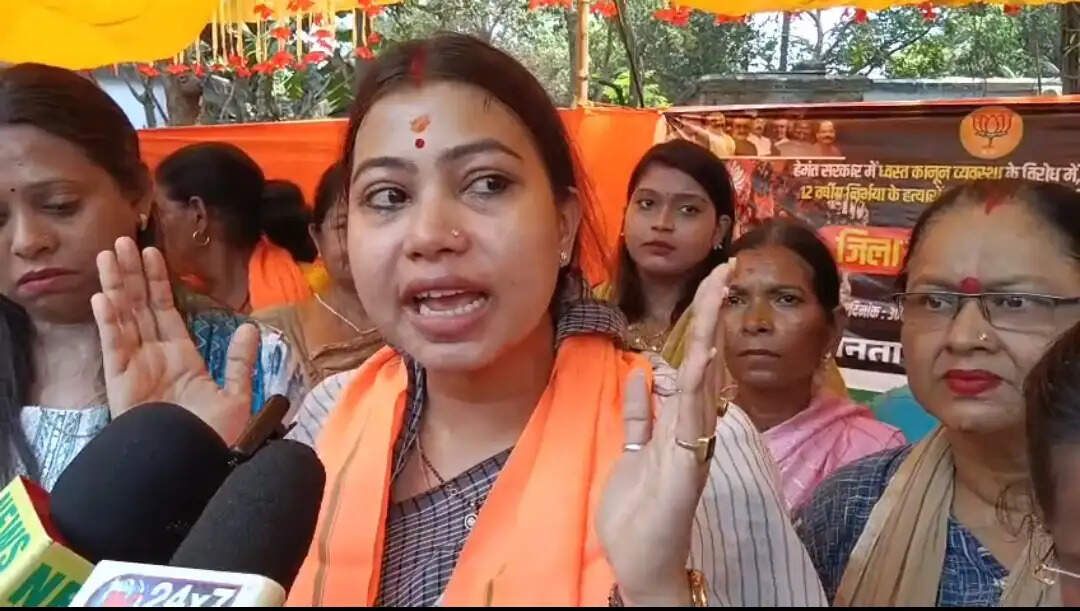 हजारीबाग की घटना को लेकर भाजपा ने उपायुक्त कार्यालय पर किया प्रदर्शन, कठोर सजा की मांग