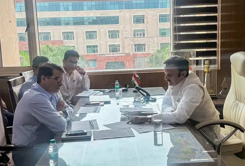 मप्रः उप मुख्यमंत्री शुक्ल ने की रीवा में विमानन सेवाओं के विस्तार और सुदृढ़ीकरण कार्यों की समीक्षा