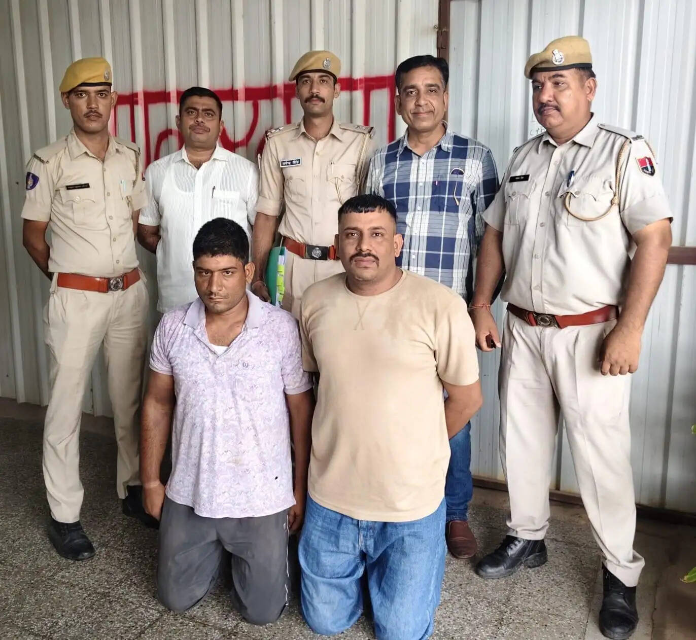 बसों को जलाने का मामला : दस हजार के इनामी सहित दो वांटेड हिस्ट्रीशीटर गिरफ्तार