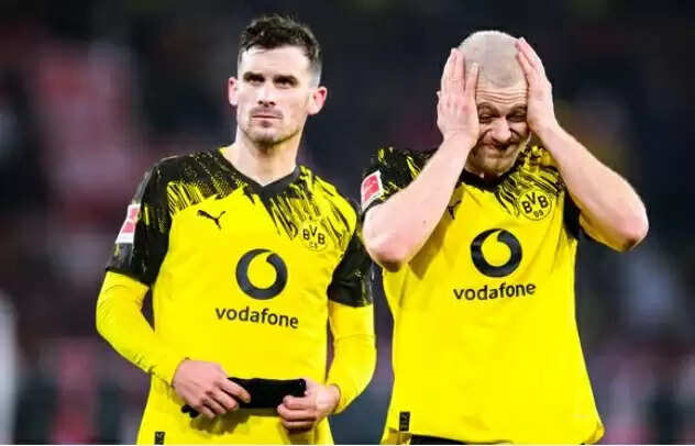 दस खिलाड़ियों के साथ खेलते हुए डॉर्टमुंड की जीत फिसली, फ्राइबर्ग से 1-1 की बराबरी