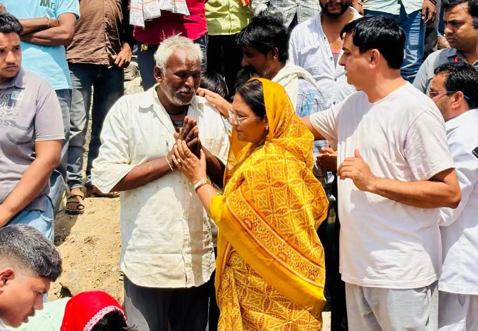 धारः केंद्रीय मंत्री सावित्री ठाकुर सड़क दुर्घटना में मृत लोगों के अंतिम संस्कार में पहुंची