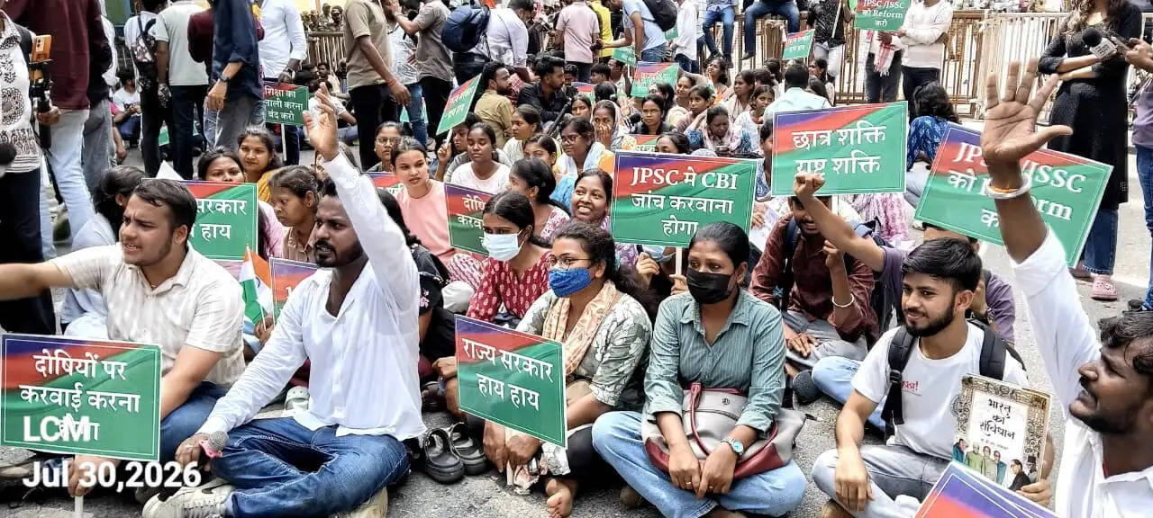 जेपीएससी और जेएसएससी की परीक्षाओं की सीबीआई से जांच कराने के लिए आजसू का लोकभवन मार्च