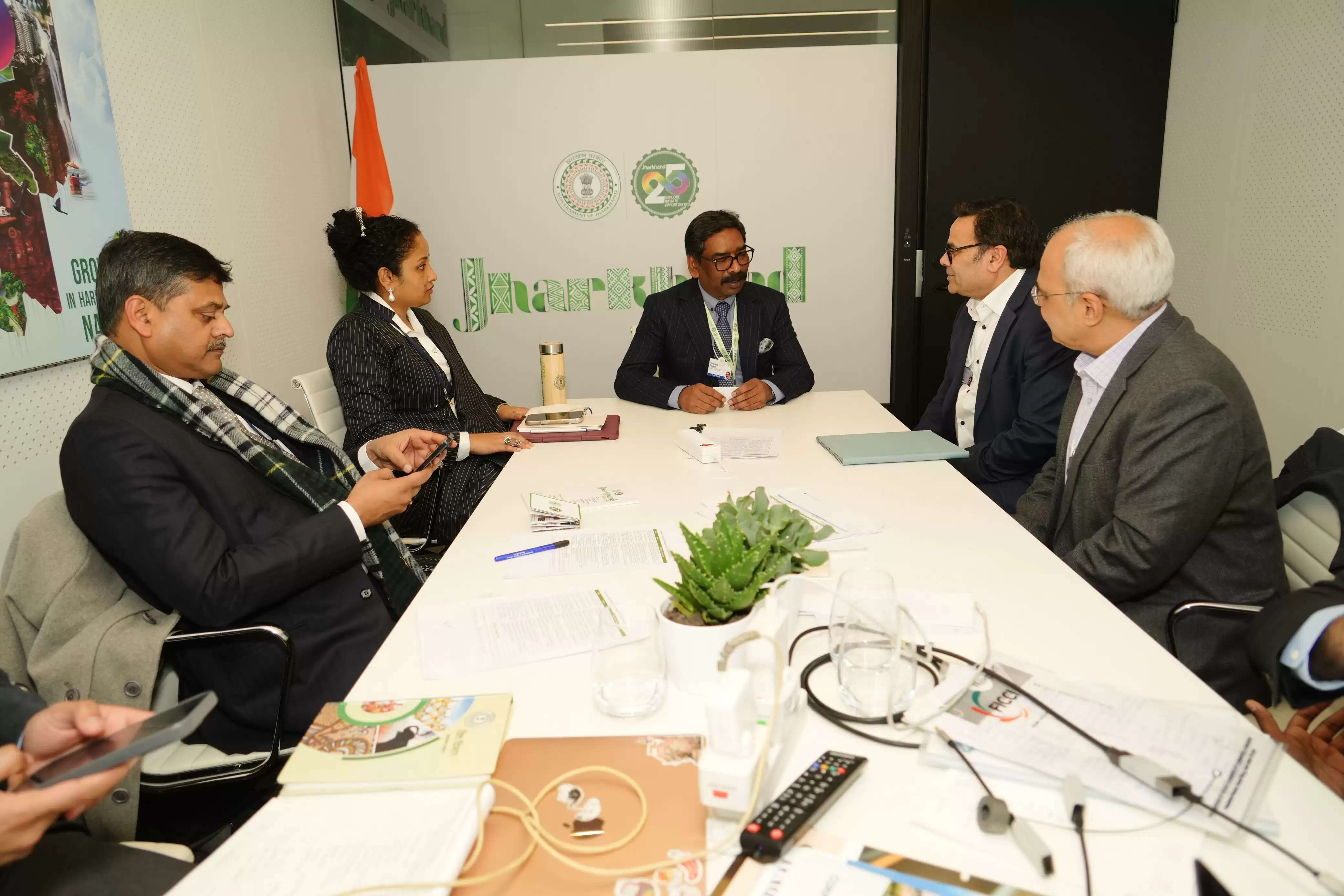 दावोस में मुख्यमंत्री हेमंत सोरेन से इंफोसिस ग्लोबल के ईवीपी की मुलाकात, तकनीक आधारित विकास पर सहयोग की सहमति