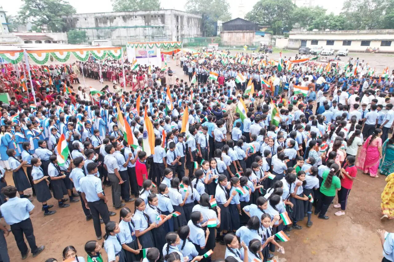 रिमझिम बारिश में निकली भव्य तिरंगा यात्रा, देशभक्ति से सराबोर हुआ रायगढ़