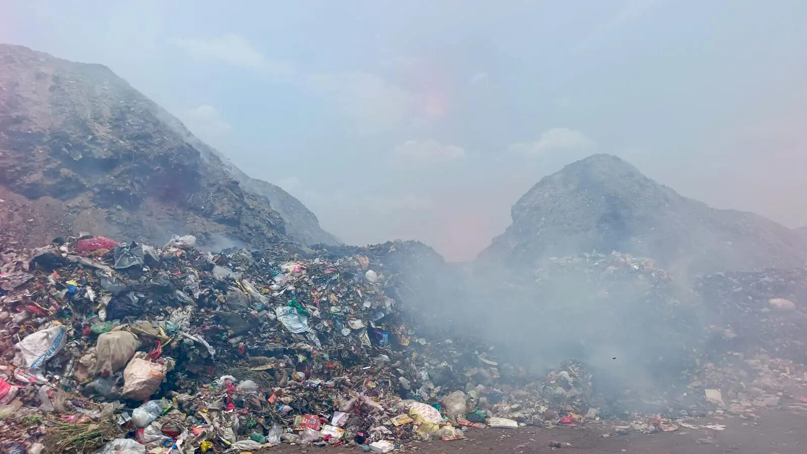 15 दिन से धधक रहा कचरा संग्रहण केंद्र, जहरीले धुएं से त्रस्त सैंकड़ों परिवारों का फूटा गुस्सा