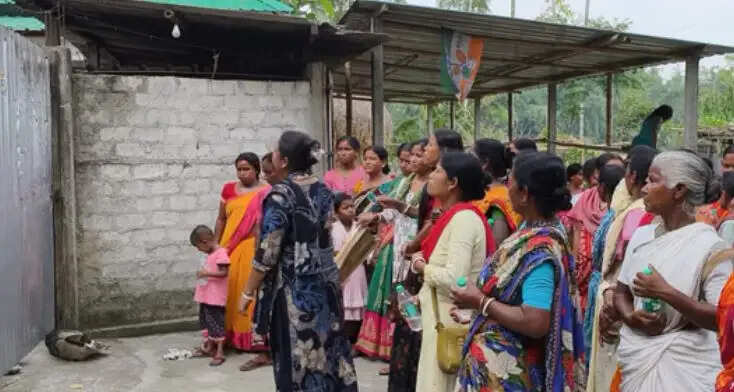 पंचायत प्रधान के घर घेराव, भ्रष्टाचार के आरोपों पर भड़के ग्रामीण