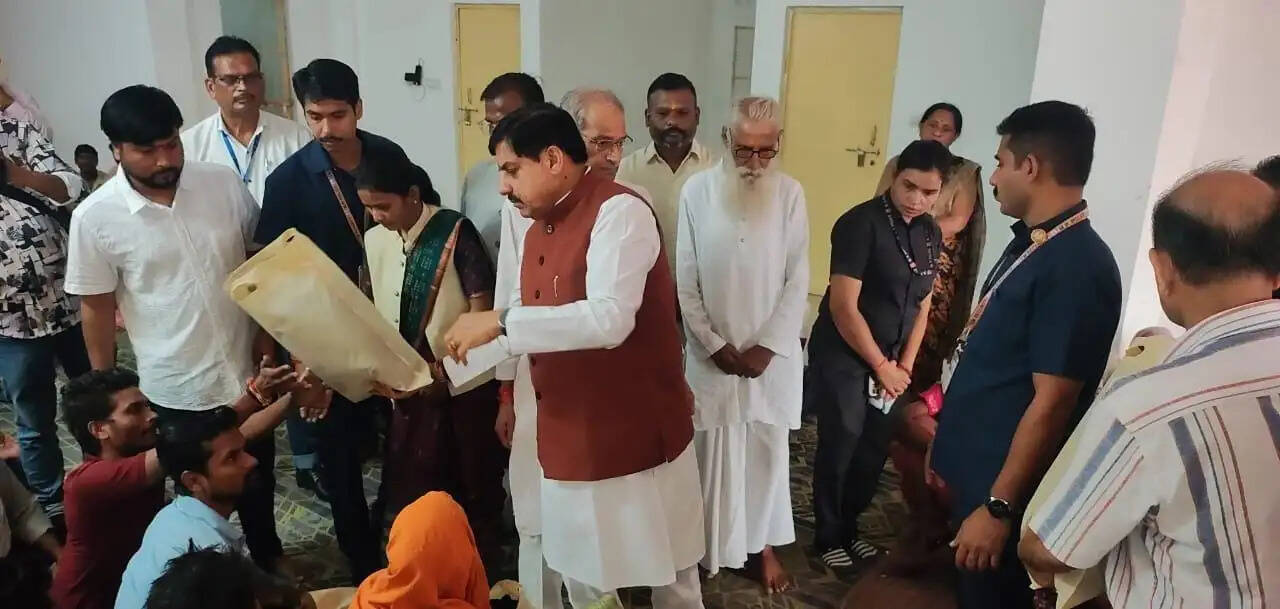 चित्रकूट में मंदाकिनी का रौद्र रूप, रामघाट से हनुमानधारा तक तबाही; ग्राउंड जीरो पर पहुंचे मुख्यमंत्री