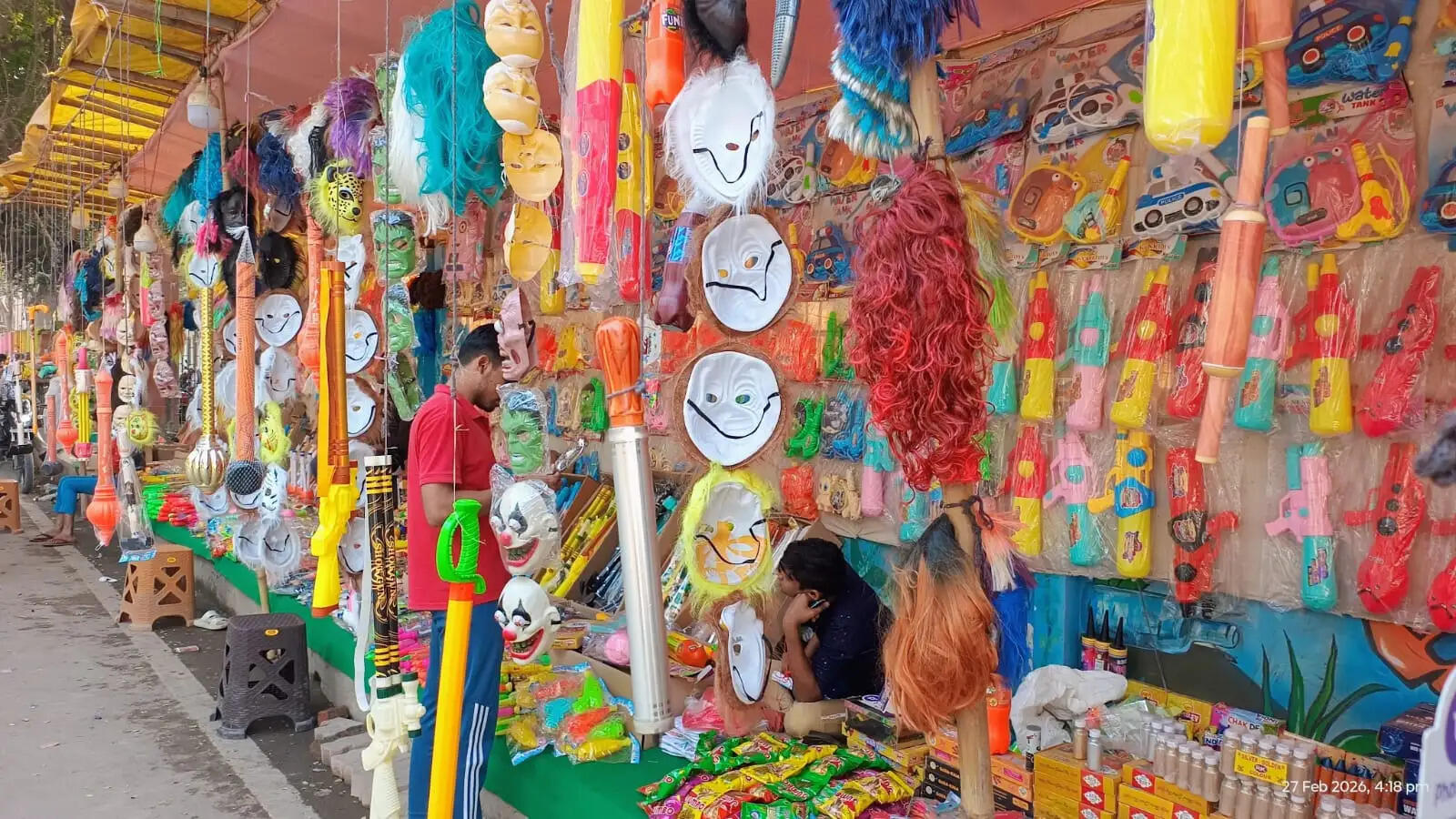 होली की आहट के साथ बाजारों में रौनक, रंग-गुलाल और पिचकारी की खरीदारी तेज