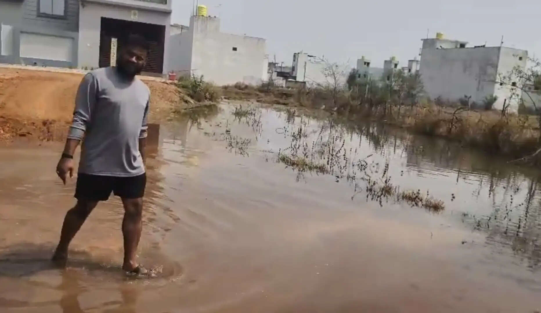 निस्तारी पानी बना मुसीबत, फौजी कालोनी में जलभराव