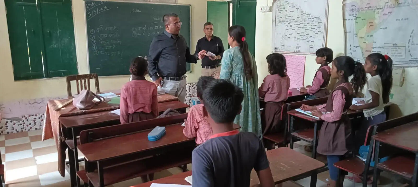 बीएसए डॉ. गोरखनाथ पटेल का औचक निरीक्षण, बच्चों संग बैठकर खाया मिड-डे मील