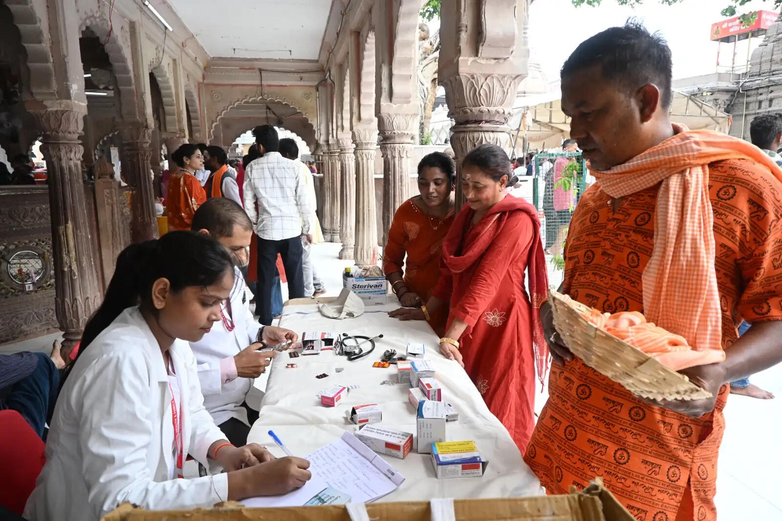 (अपडेट) सावन माह के पहले दिन काशी विश्वनाथ दरबार में उमड़ा आस्था का सैलाब, श्रद्धालुओं की लगी लंबी कतारें