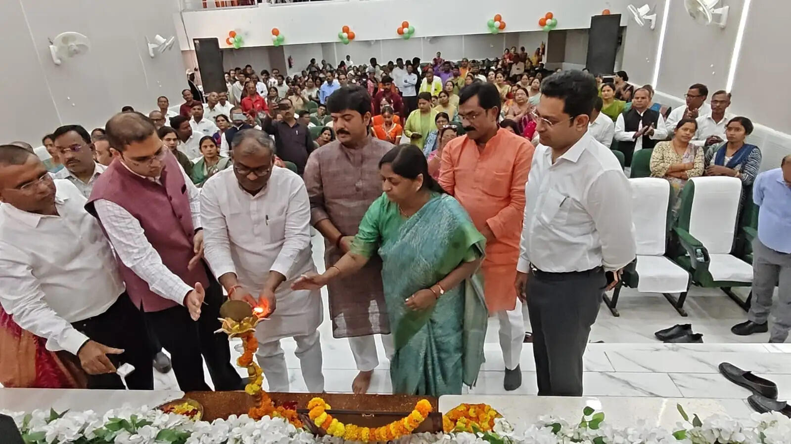 शिक्षामित्रों के सम्मान समारोह में कैशलेस चिकित्सा सुविधा की घोषणा, बांटा गया बढ़ा हुआ मानदेय
