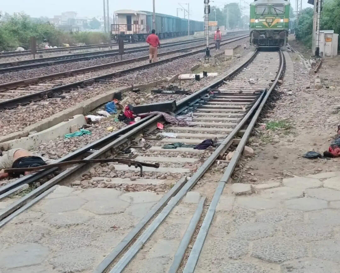 औरैया रेलवे&nbsp; क्रॉसिंग पर हादसा, अमृत भारत एक्सप्रेस की चपेट में आने से मामा-भांजे की मौत