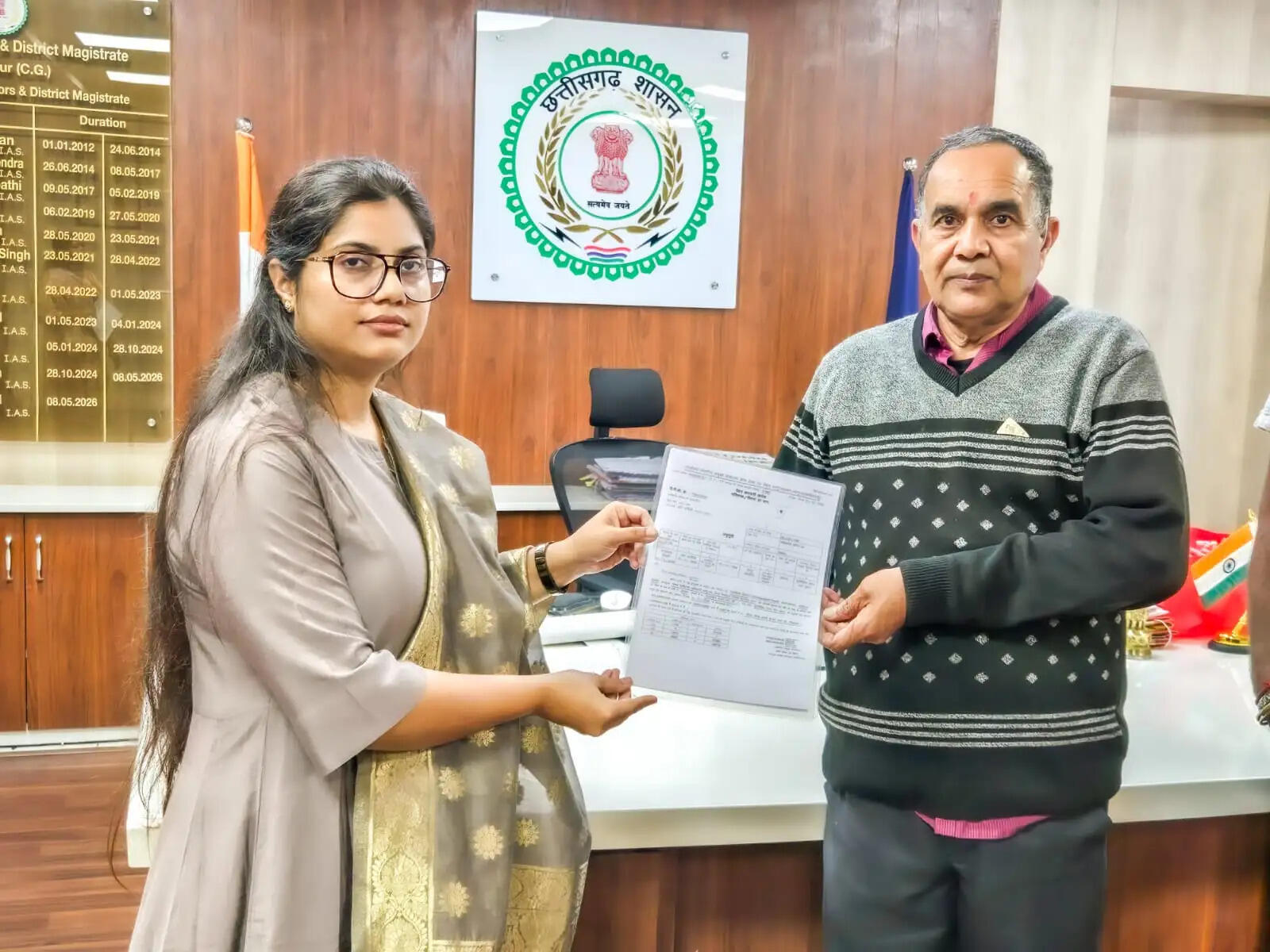 सेवानिवृत्ति से पहले स्वास्थ्य विभाग के पर्यवेक्षक दयाशंकर तिवारी को कलेक्टर ने सौंपा पेंशन गणना पत्रक