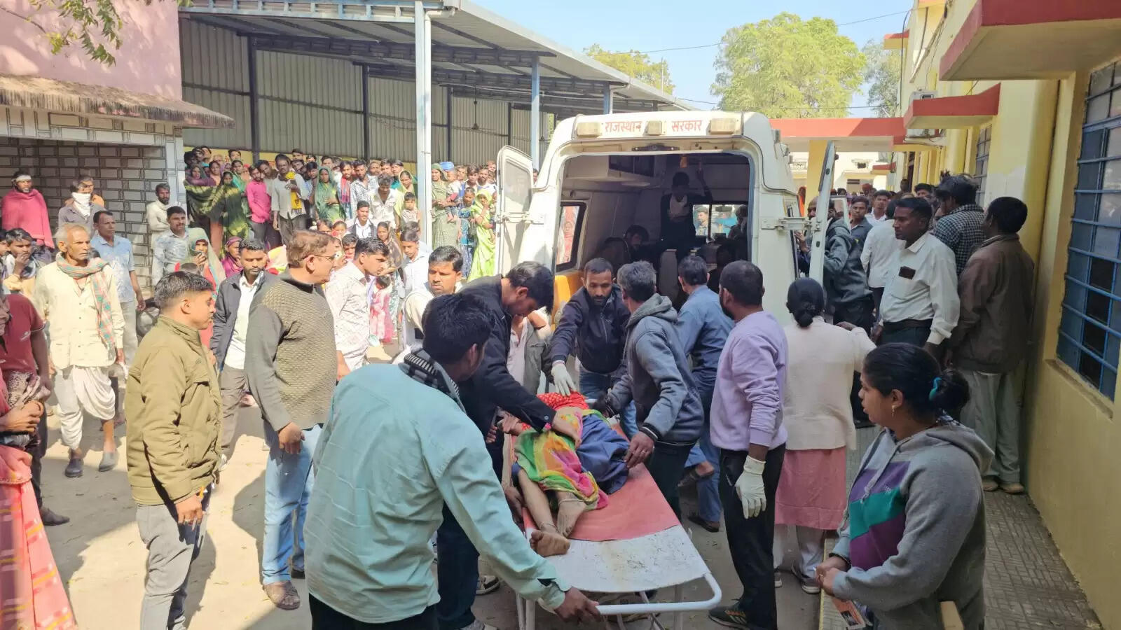 कोटड़ा में जीप खाई में पलटी, 3 की मौत, 19 घायल