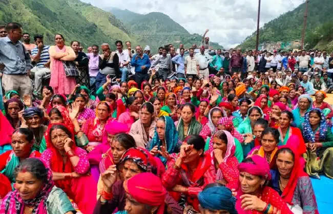 नाबालिग से दुष्कर्म के आरोपित की गिरफ्तारी न होने पर जन आक्रोश,चक्काजाम