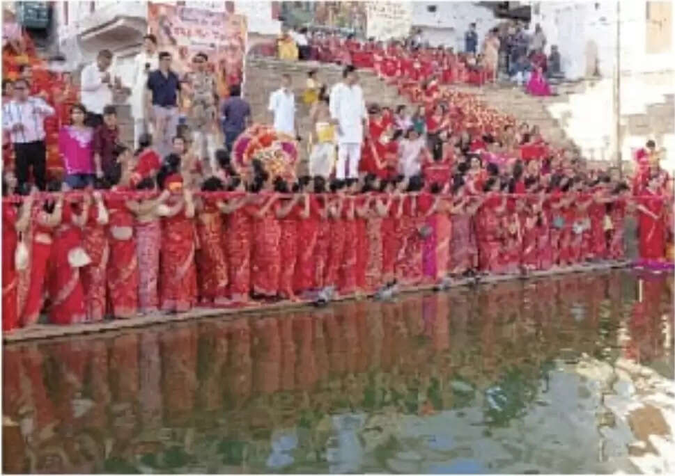 वैशाख अमावस्या पर पुष्कर सरोवर को 1800 मीटर लंबी पगड़ी अर्पित, वैश्य समाज का भव्य आयोजन