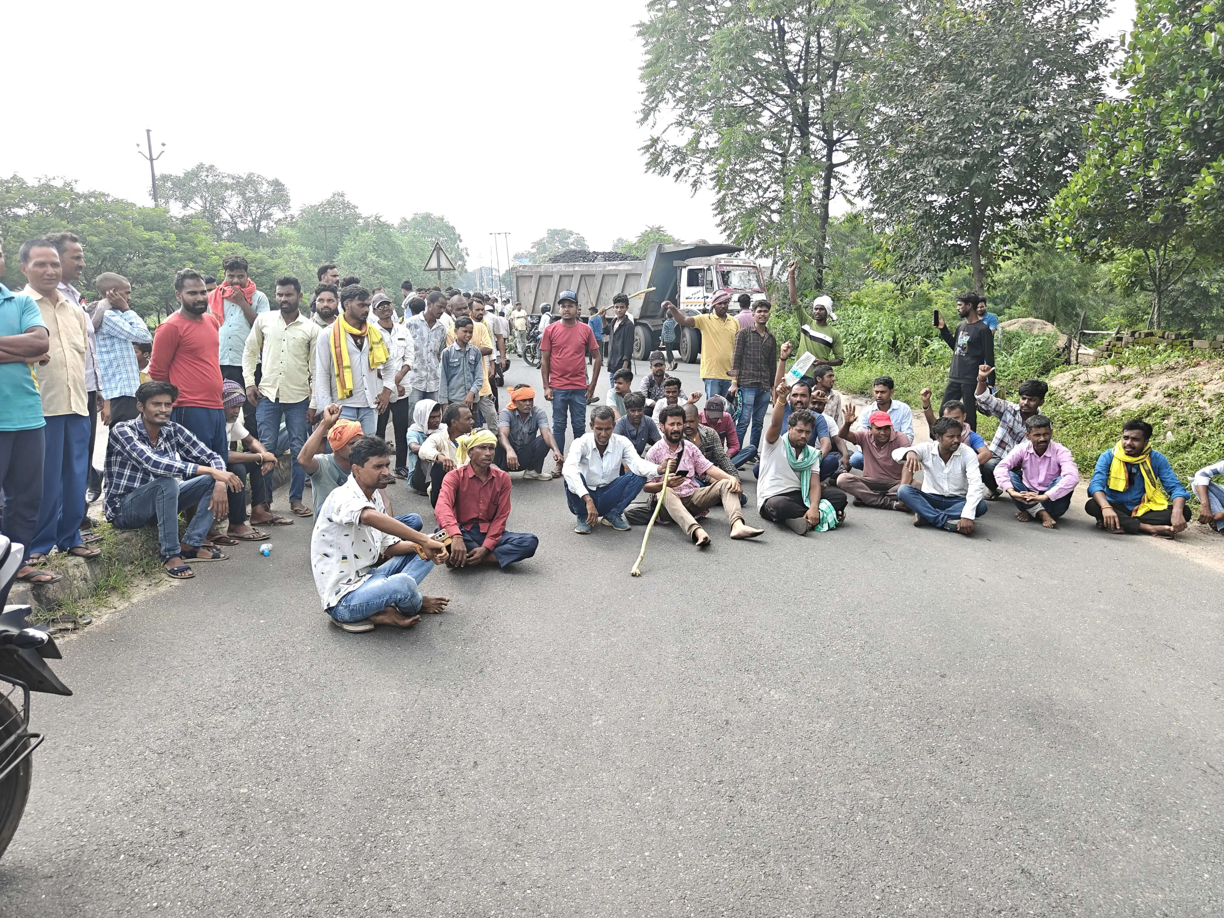 मां छिन्नमस्तिका प्लांट प्रबंधन पर लापरवाही का आरोप, सड़क जाम