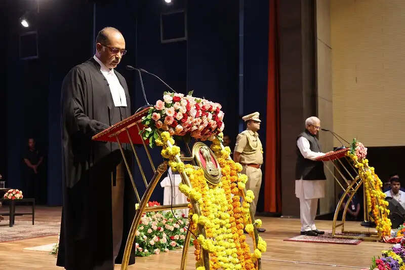 न्यायमूर्ति अल्पेश कोगजे बने मध्य प्रदेश हाई कोर्ट के मुख्य न्यायाधीश, राज्यपाल ने दिलाई शपथ
