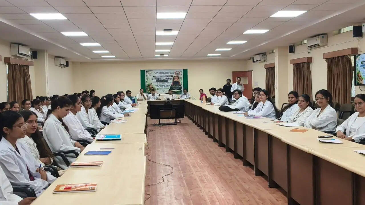 चिकित्सालय में रोगियों के प्रति संवेदनशीलता जरूरी: कुलगुरु प्रो. शुक्ल