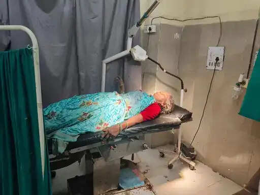 शाजापुर:&nbsp;बिजली पोल से टकराई तेज रफ्तार कार, पोल गिरने से कांवड़ यात्रा में शामिल महिला की मौत