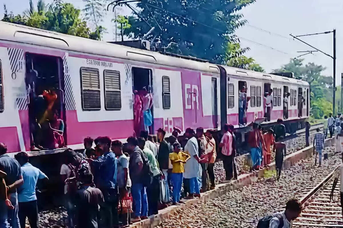 सियालदह दक्षिण शाखा में ट्रेन के इंजन में आग, मगराहाट स्टेशन पर अफरा-तफरी