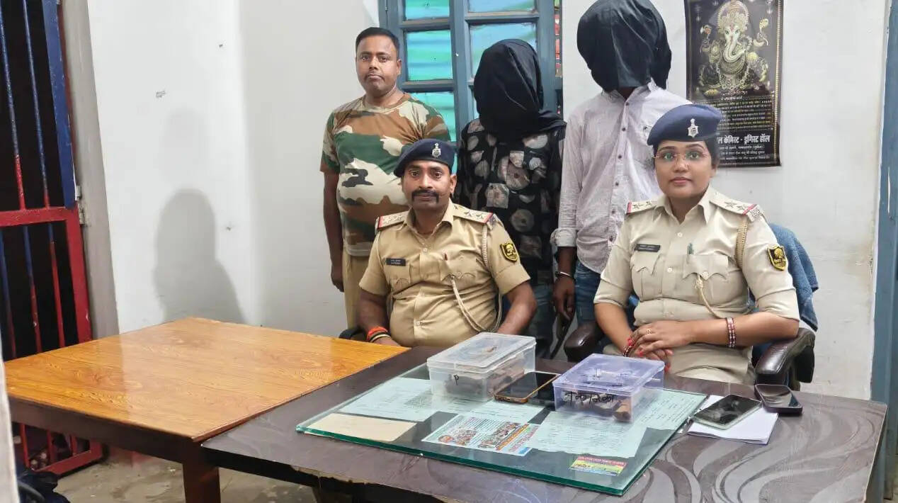 हथियार तस्करों पर शिकंजा, भारी मात्रा में अवैध हथियार व नकदी बरामद