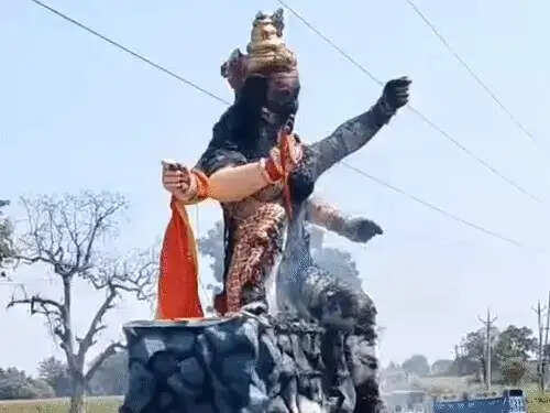 खंडवा में हाईटेंशन लाइन से टकराया दुर्गा प्रतिमा का मुकुट, 4 लोग झुलसे,&nbsp;हादसे के बाद हाईवे पर लगा जाम