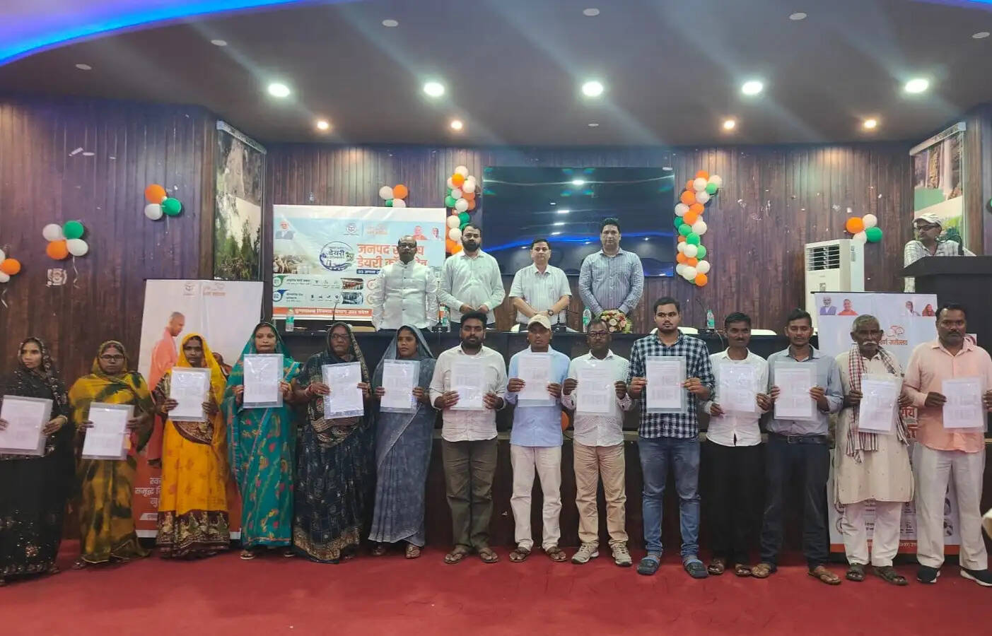 मीरजापुर में 28 पशुपालकों को मिला चयन पत्र, दो स्वदेशी गायों की डेयरी पर मिलेगा 80 हजार अनुदान