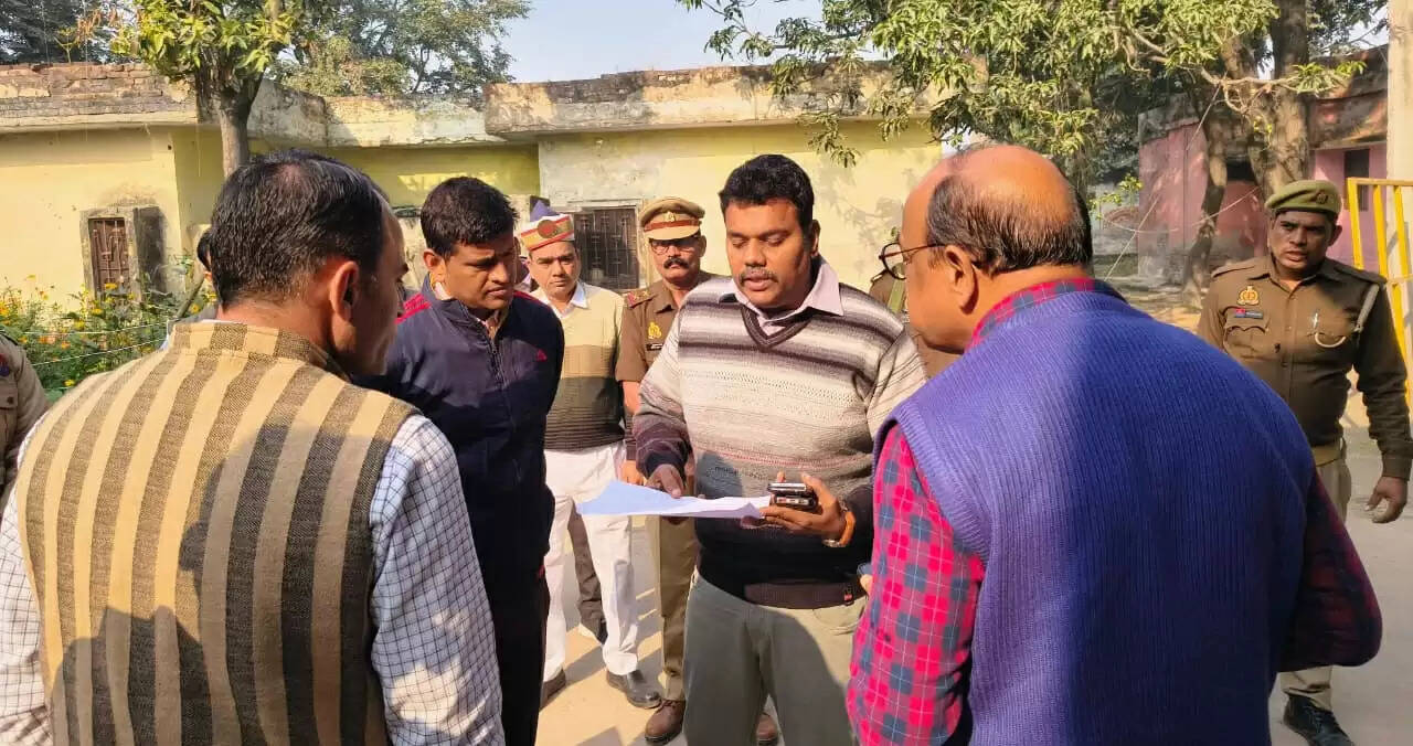 सीतापुर :  शाहपुर पीएचसी पहुंचे डीएम, अव्यवस्था देख नोटिस, सेवा समाप्ति की कार्रवाई के दिए निर्देश