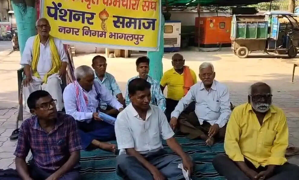 पेंशन के भुगतान को लेकर पेंशनरों का नगर निगम में धरना प्रदर्शन