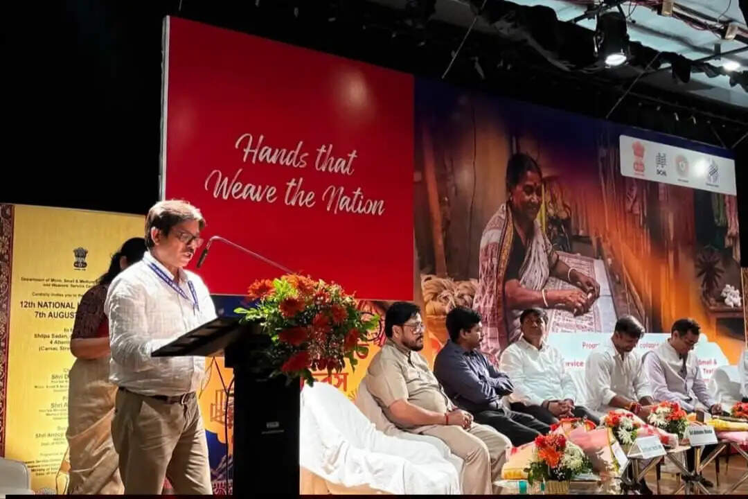 राष्ट्रीय हथकरघा दिवस पर कोलकाता में बुनकरों के सम्मान और योजनाओं पर जोर