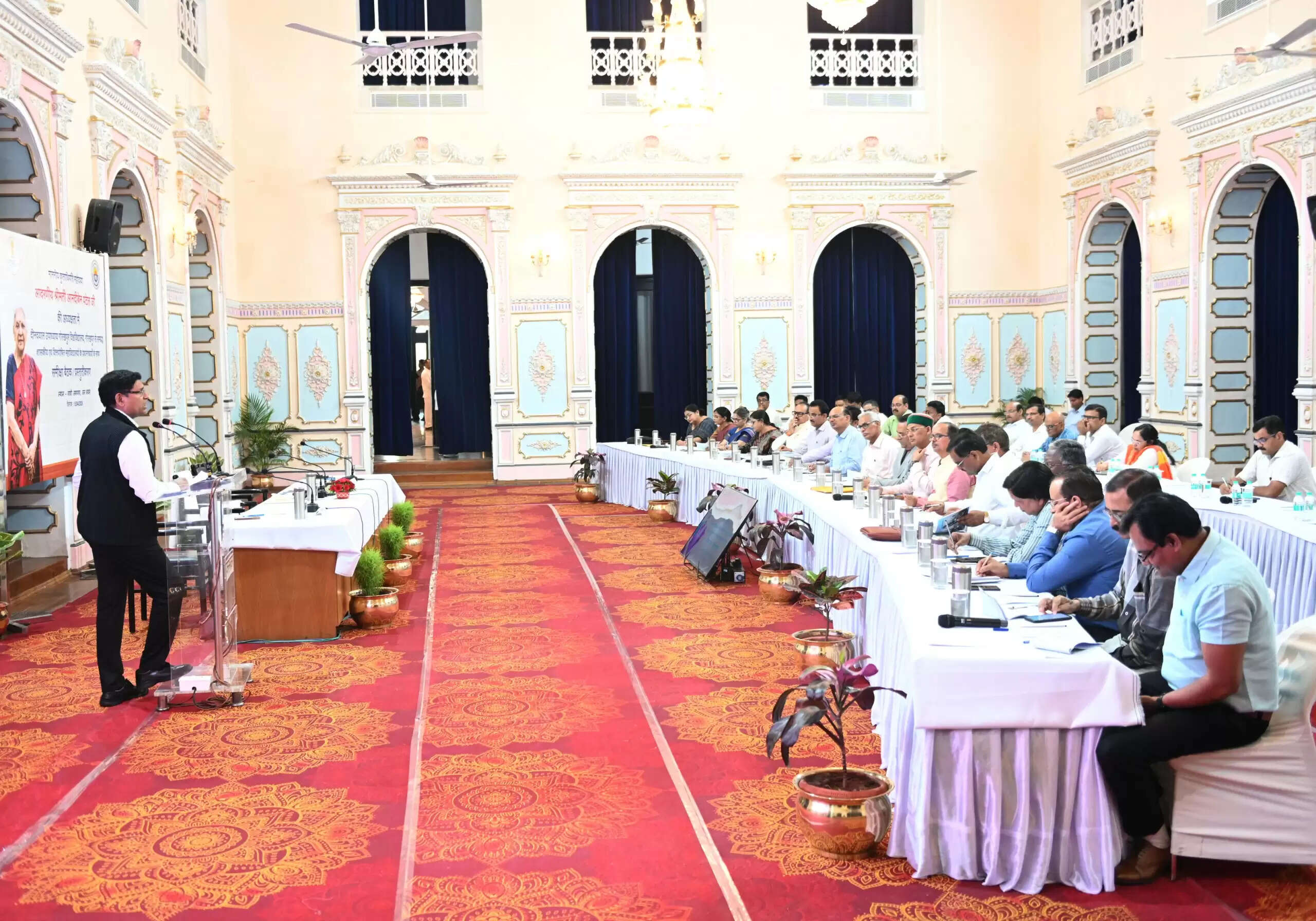 कुलाधिपति के समक्ष महाविद्यालयों का प्रस्तुतीकरण, गुणवत्तापूर्ण व रोजगारपरक शिक्षा पर जोर