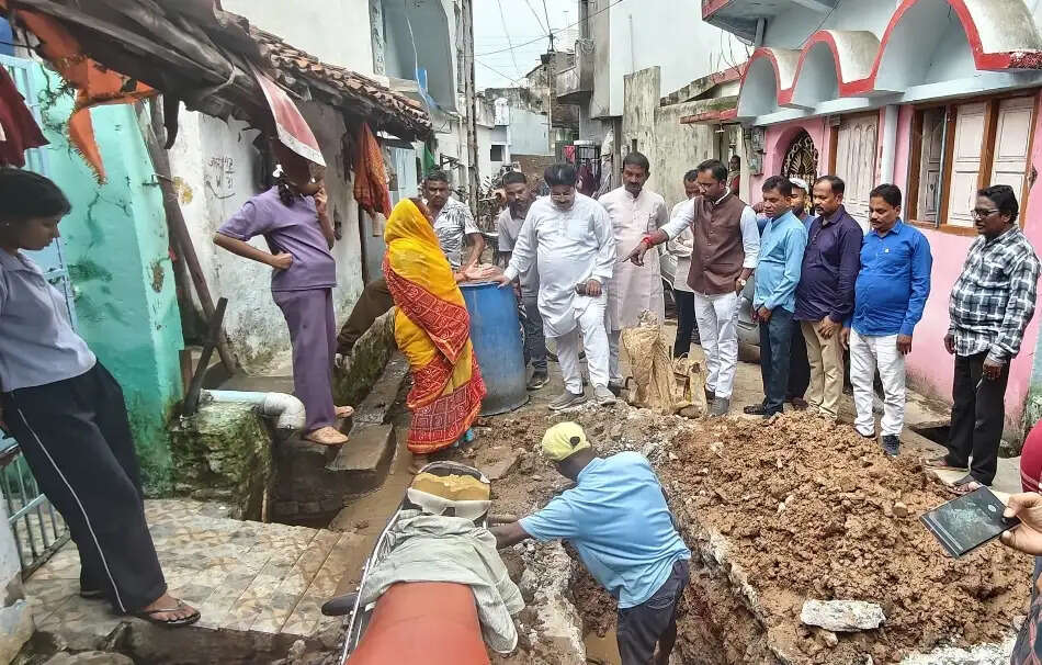 गंदे पानी की शिकायत पर निगम-स्वास्थ्य विभाग हरकत में
